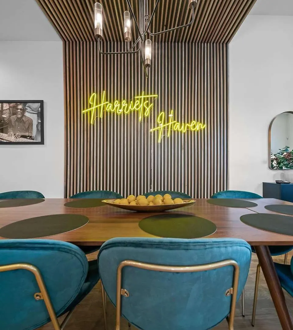 Mid-Century Luxury Rooftop Lounge Near Broadway Nashville Semesterbostad