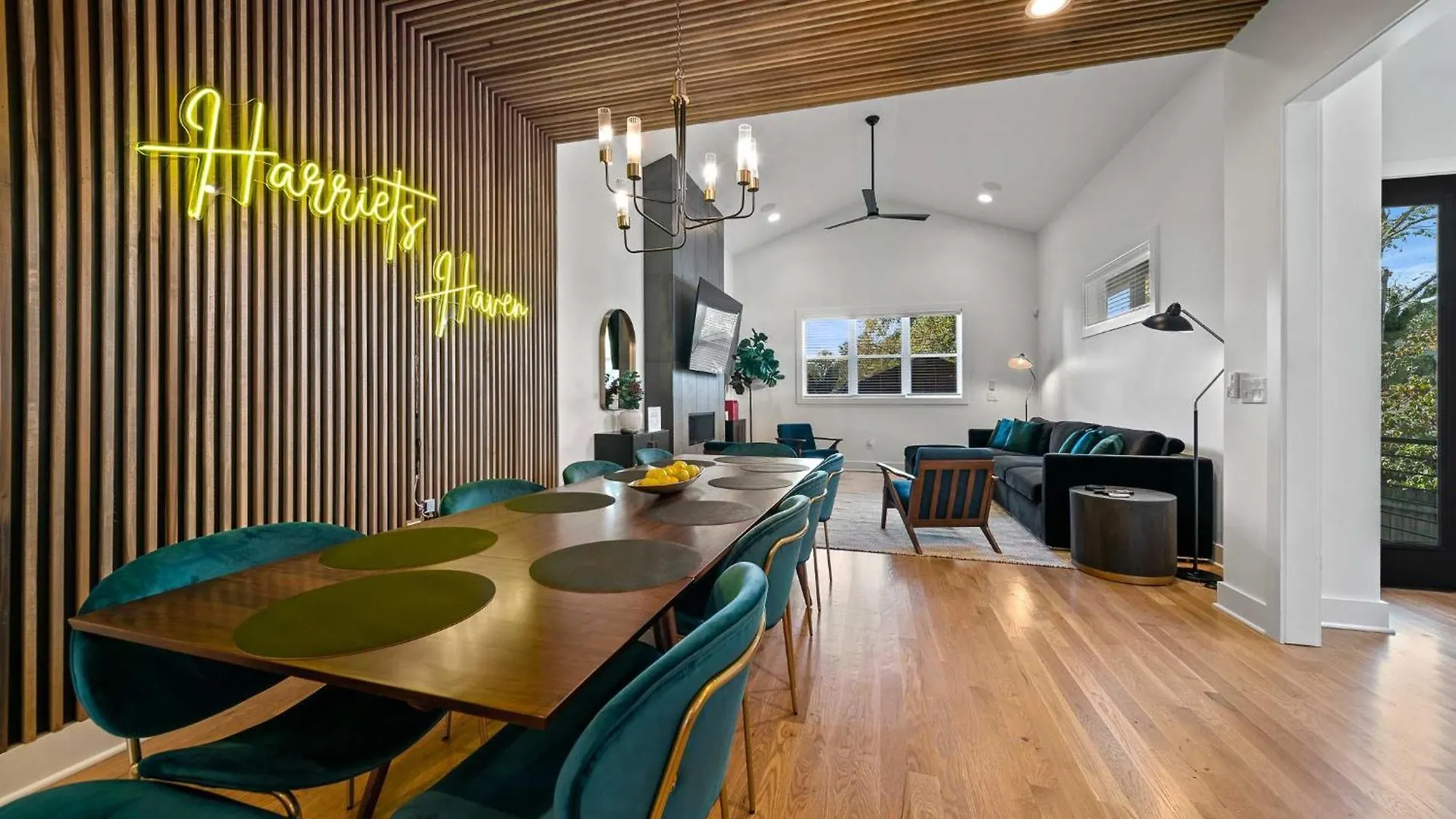 Mid-Century Luxury Rooftop Lounge Near Broadway Nashville Semesterbostad